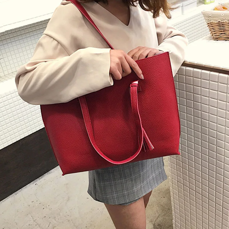 Сумка женская из искусственной кожи с кисточками вместительная однотонная в