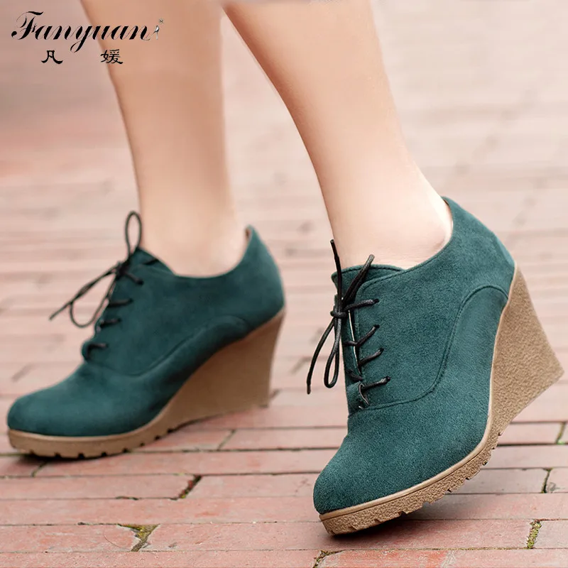 Новые женские ботинки на танкетке модные флоковые ботильоны высоком каблуке и