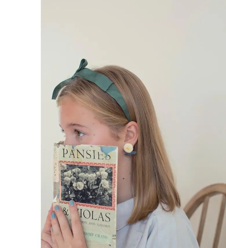 Книга с цветочными узорами растений вышивка подставка брошь и серьги учебная