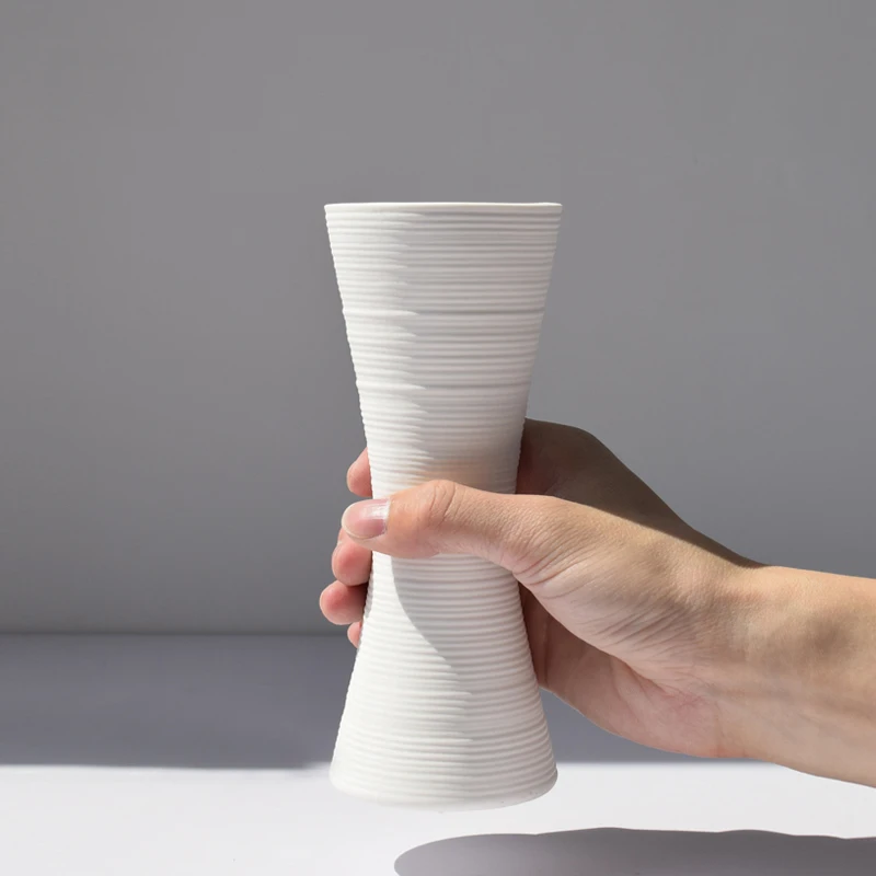 Абстрактная белая керамическая ваза в горизонтальную полоску украшения для