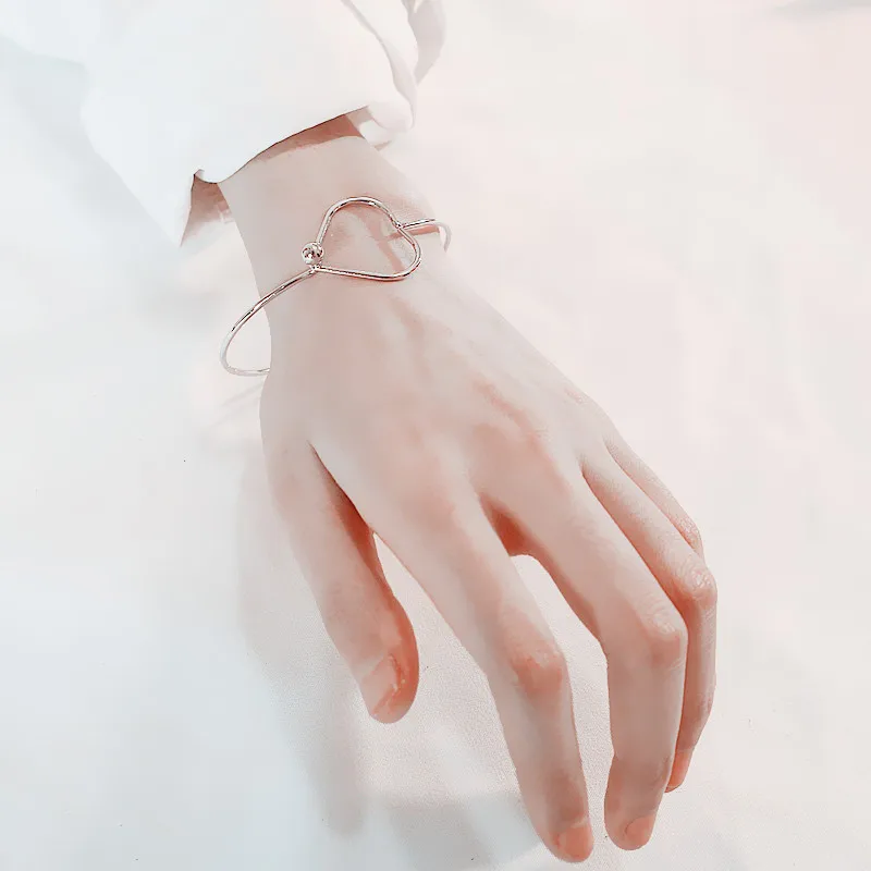Женский металлический тонкий браслет с застежкой в виде сердца | Украшения и
