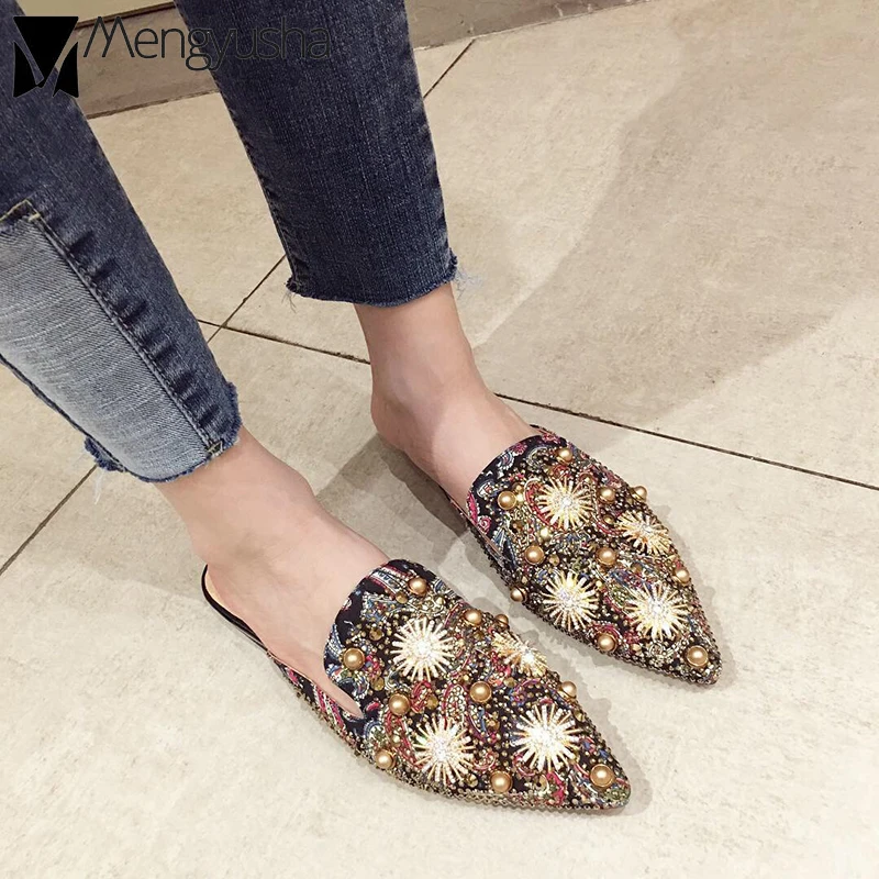 В стиле панк с шипами и стразы Дамские тапочки летние острым носком в граффити