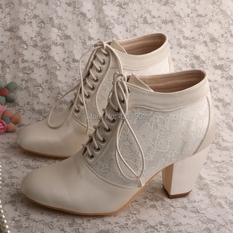 Женские свадебные ботинки на шнуровке белые с закрытым носком блочном