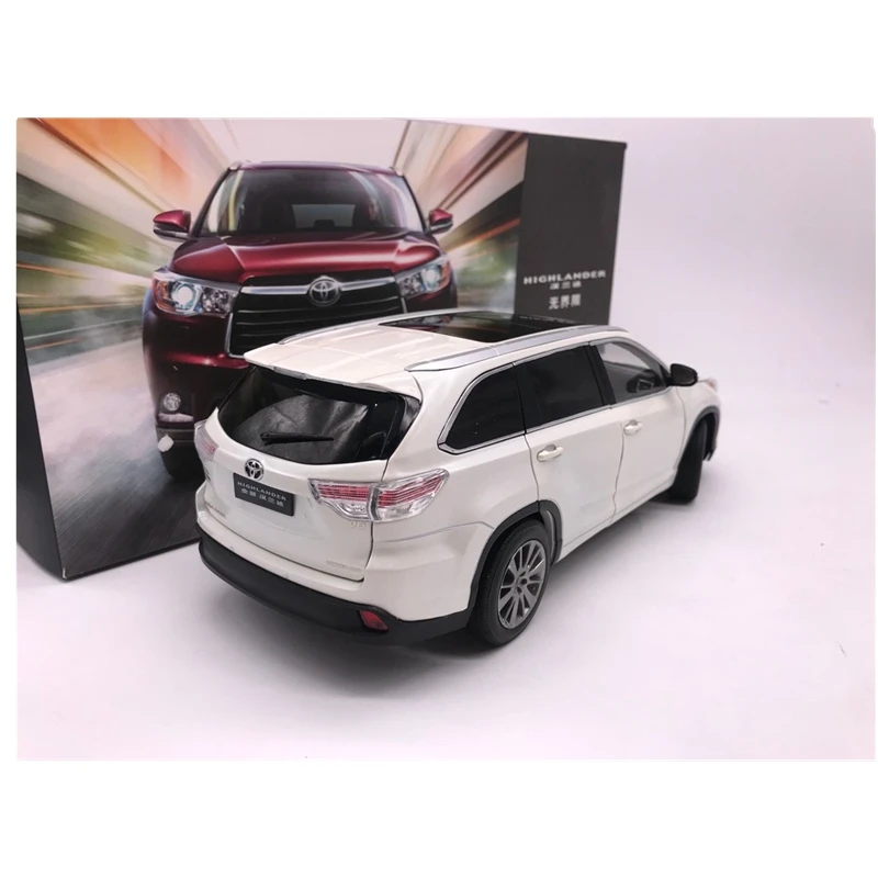 1:18 Toyota Highlander 2015 литая модель автомобиля SUV белого цвета |