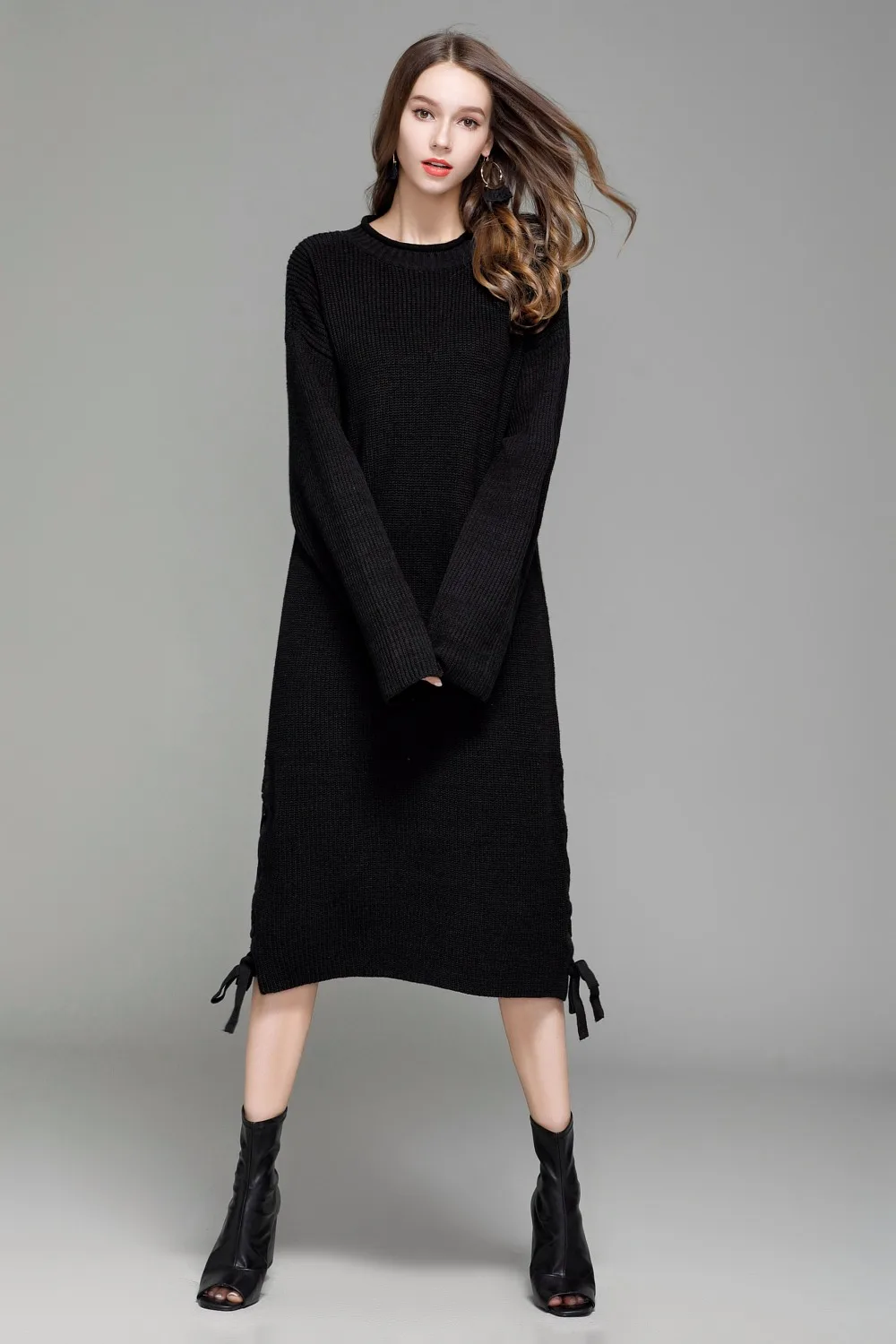 Женское вязаное платье свитер однотонное свободное составного кроя с круглым