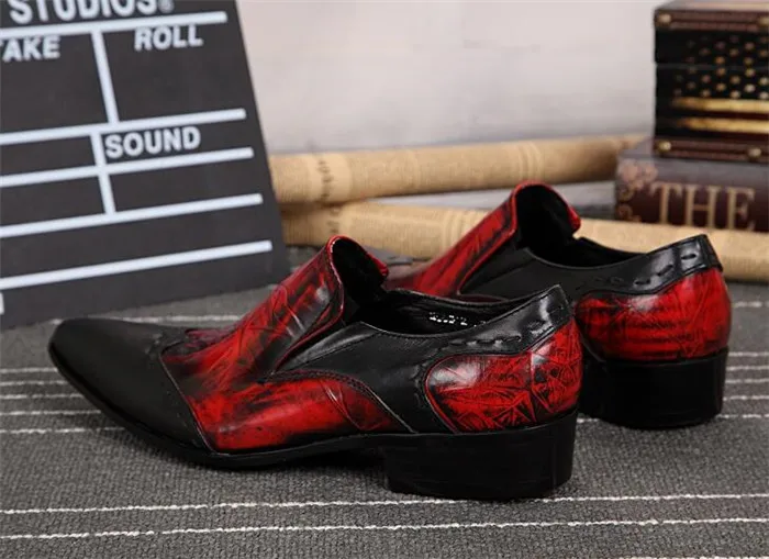 Мужские кожаные туфли на весну и осень повседневные с острым носком принтом