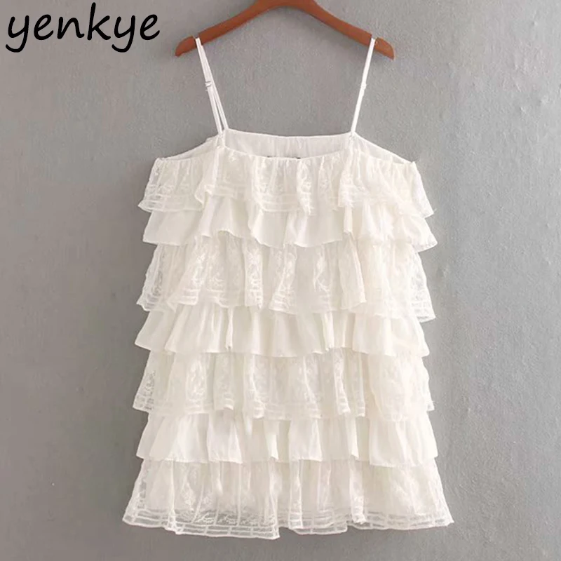 Женское мини платье на бретельках белое вечернее многослойное с рюшами и