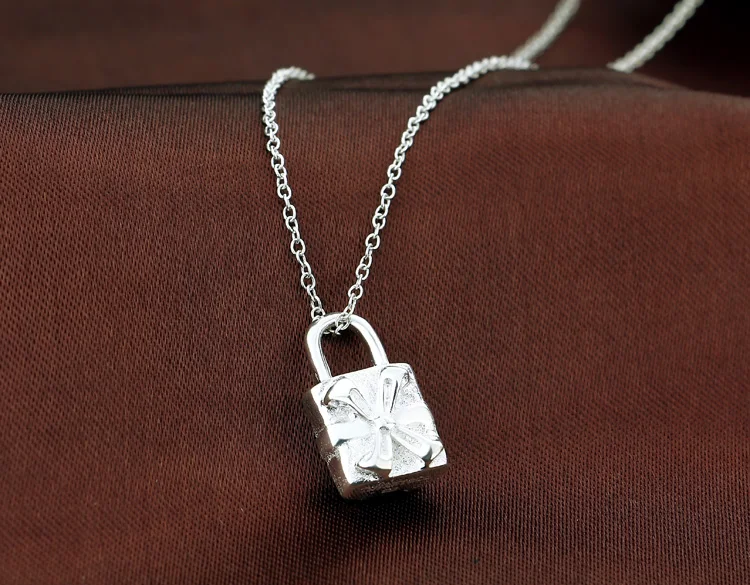 Женская цепочка серебряного цвета с подвеской-замком 46 см | Украшения и