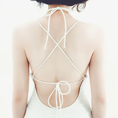 Японское белое/черное платье с глубоким V образным вырезом и лямкой на шее