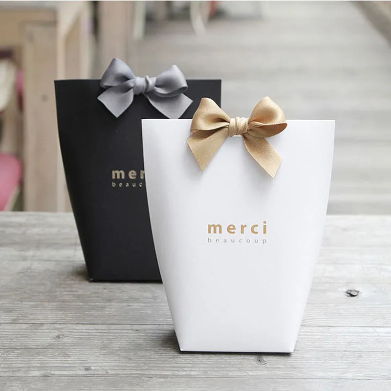 

20pcs Black White Kraft Paper Bag Bronzing French Merci Thank You Gift Box Package Wedding Party Favor Candy Bags with Ribbon