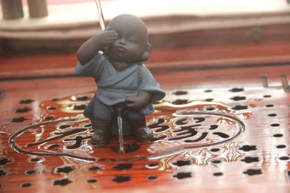 

Маленький монах для мальчиков, спрей для воды, фиолетовый песок, чай, домашние керамические изделия ручной работы для домашних животных