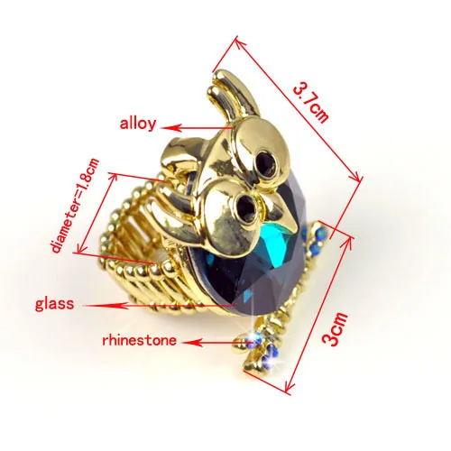 Женское растягивающееся кольцо золотистого цвета с блестящими кристаллами в