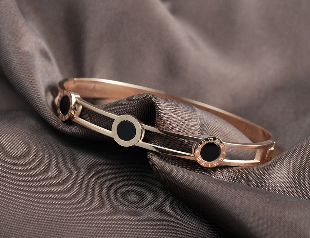 ЗуМанго Модные браслеты-обручи из титановой стали с черной оболочкой, розовым золотым цветом, вырезанными римскими цифрами, классическими браслетами на запястье ZB17008.