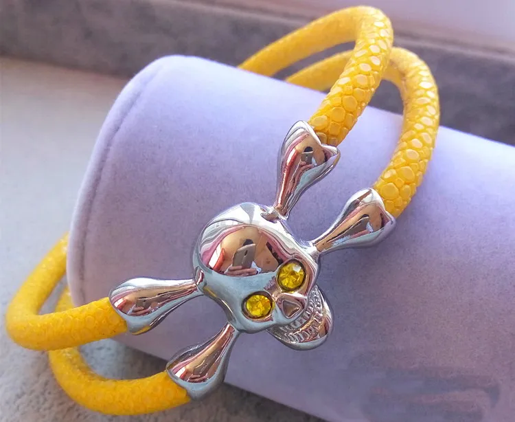 Мужской серебряный браслет из кожи ската ручной работы в подарочной коробке |