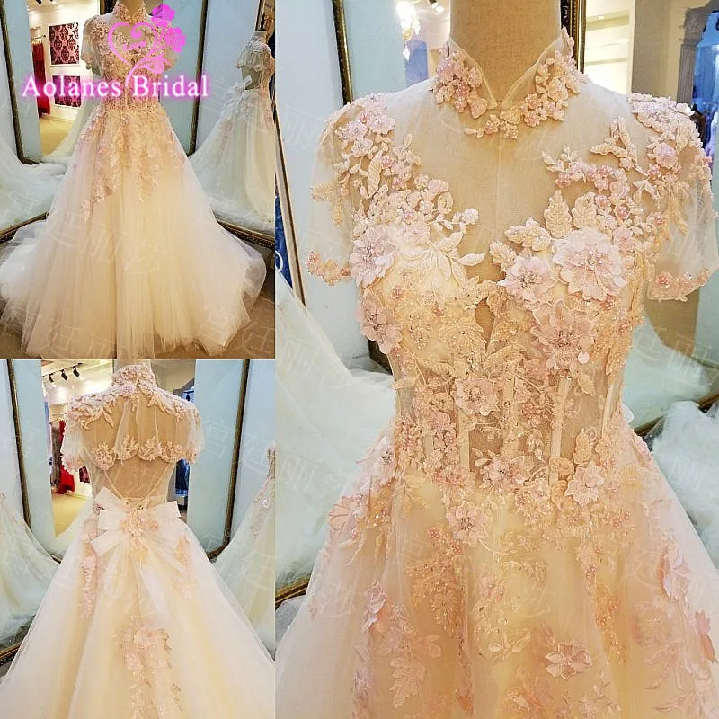 Настоящая фотография свадебное платье трапециевидной формы с высоким воротом и