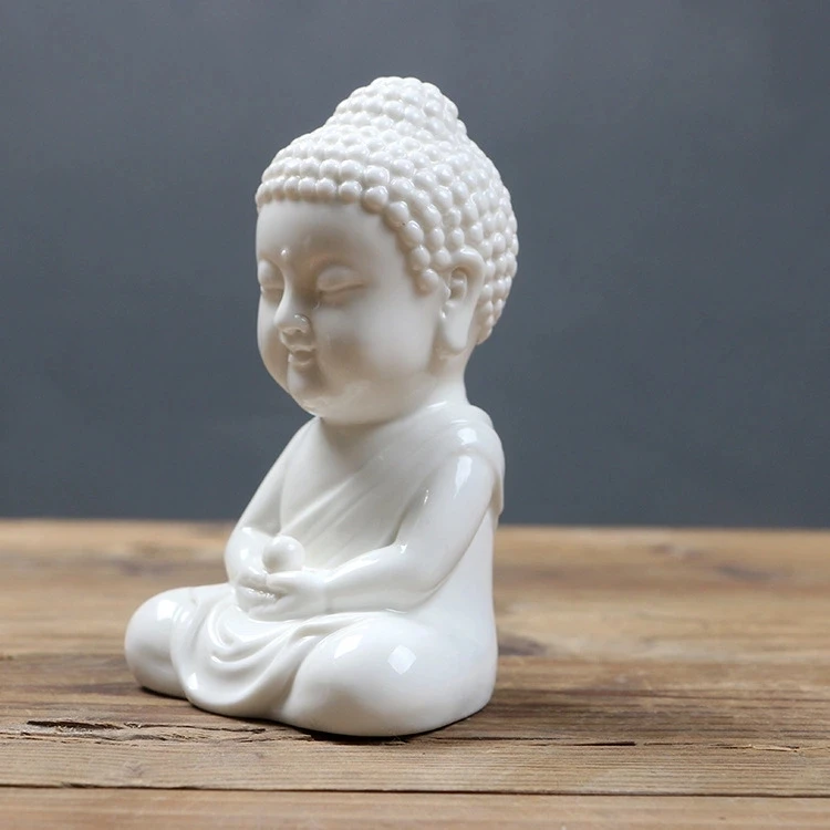 Керамический дзен такой же маленький как белый фарфор статуя Будды дома