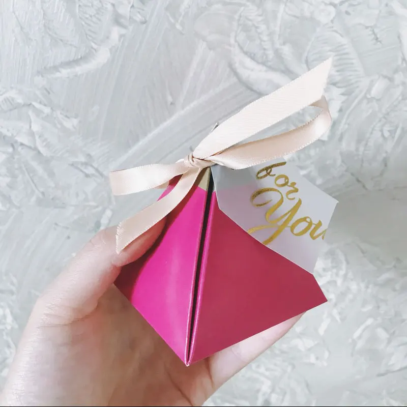 

50pcs Rose Red Triangular Pyramid Style Candy Box Wedding Favors Party Supplies Paper Gift Boxes with THANKS Card Chocolate Box