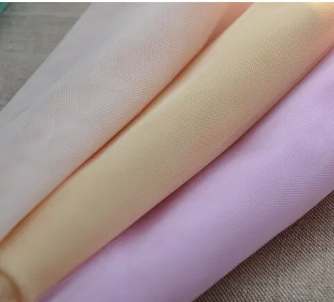 Светильник персикового и розового цвета из сетчатой ткани розовый тюль для