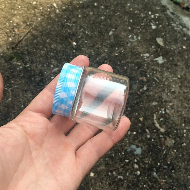 Маленькие стеклянные бутылки с синей металлической закручивающейся крышкой 10