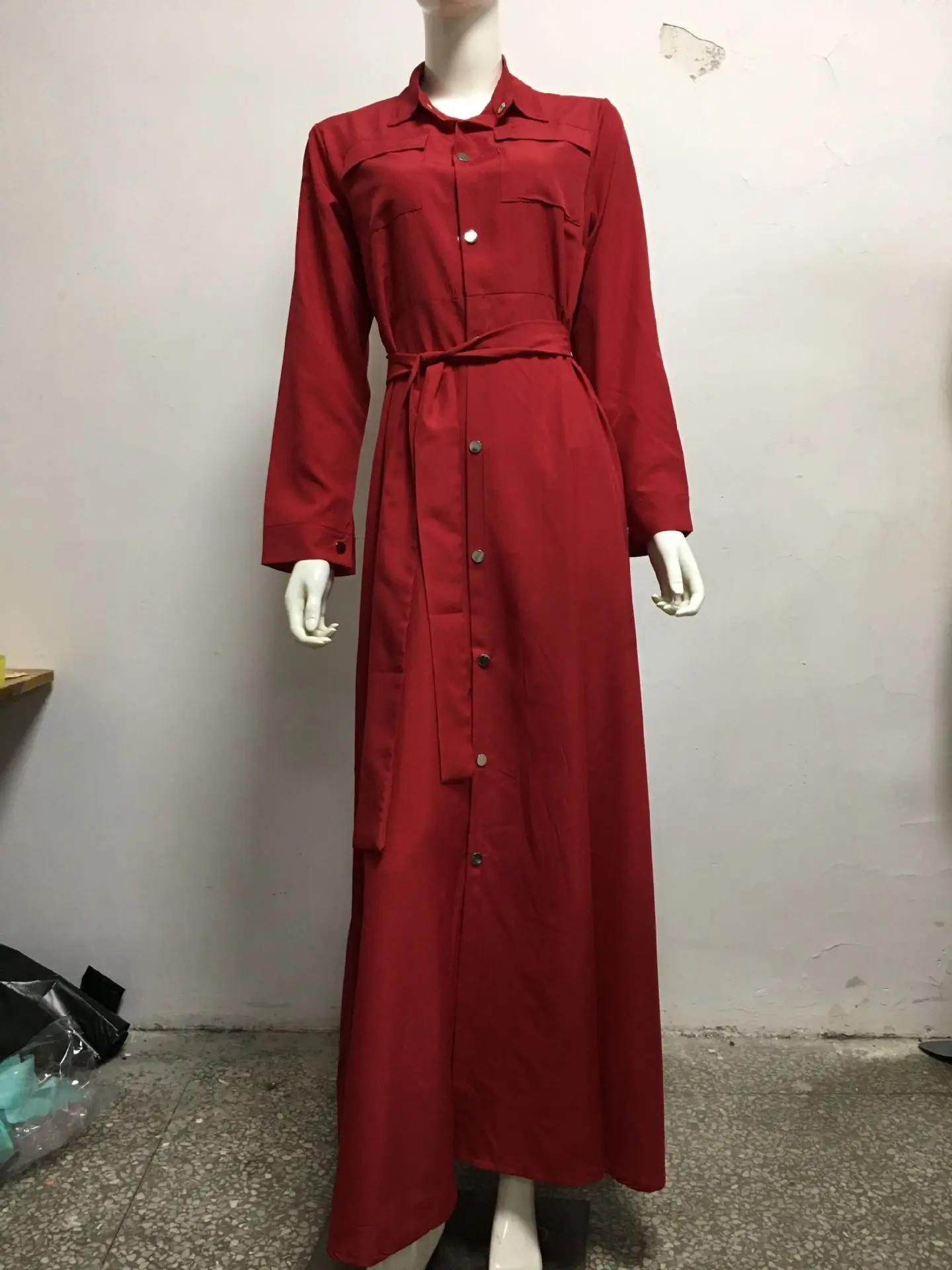 Женское платье рубашка черного и белого цвета с отложным воротником однотонное