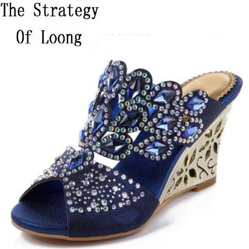 Женские босоножки из натуральной кожи на танкетке с открытым носком со стразами