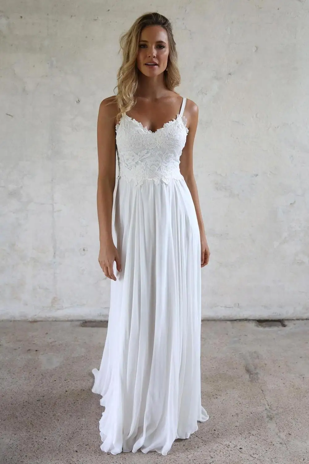 

Romantic Beach White Simple Wedding Dresses 2019 V Neck Lace Bodice Bohemian Wedding Dress Spaghetti Straps Boho Bridal Gown