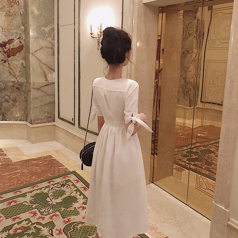 Женское платье-трапеция до колена с v-образным вырезом и коротким рукавом в стиле