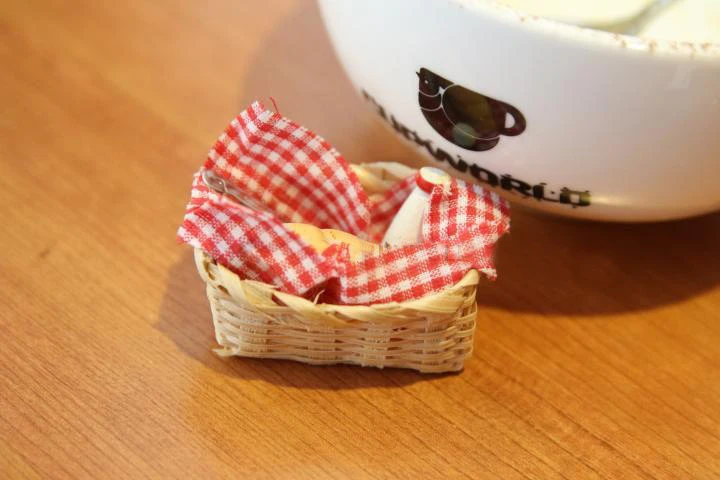 

G10-X033 children baby gift Toy 1:12 Dollhouse mini Furniture Miniature rement accessories Bread and milk basket set