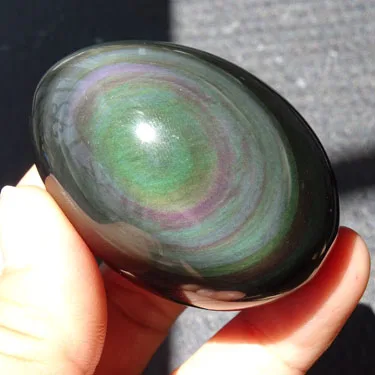 Водный лед с натуральным обсидианом обсидиан каменные украшения яйца руки