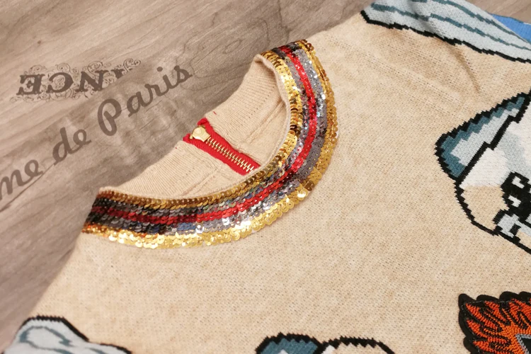 Женский трикотажный свитер с круглым вырезом и золотыми блестками | Женская