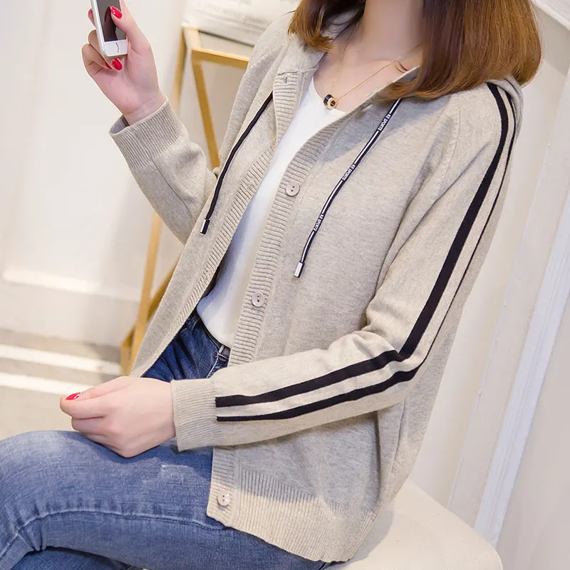 7783 (Hall 4 row 1) take the new back rabbit hooded button sweater knitted cardigan 57. |
