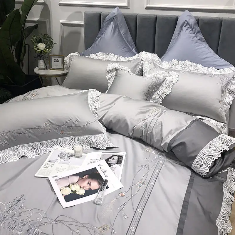 Комплект постельного белья из мягкого шелка с цветочным рисунком и кружевными