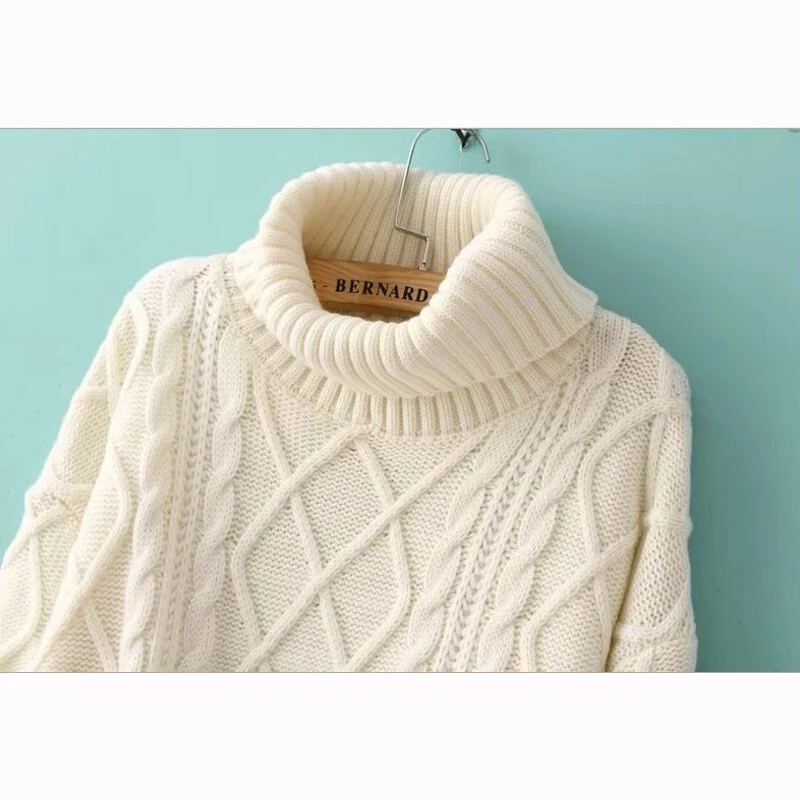 Женское трикотажное теплое платье белое вязаное свитер с высоким воротником и