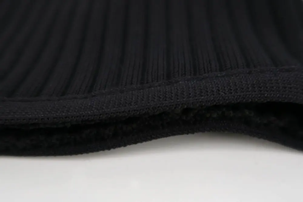 Бандажное платье с вырезом лодочкой длинными рукавами и открытыми плечами