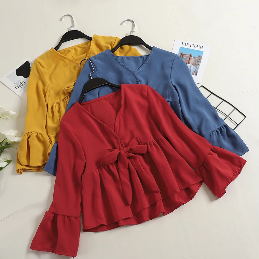 Женская летняя блузка с V-образным вырезом и расклешенными рукавами на завязках