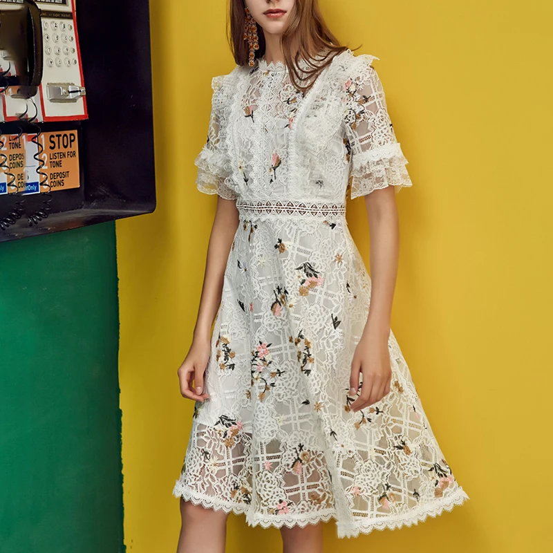 Платье TWOTWINSTYLE с о вырезом коротким рукавом высокой талией длиной до