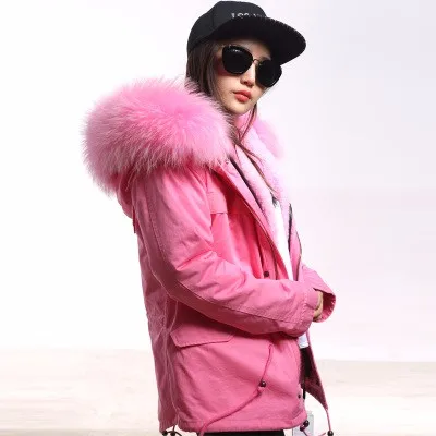 Женская куртка с воротником из натурального меха енота зеленая капюшоном