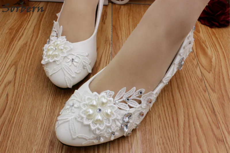 Женская обувь на низком каблуке orbern белая кружевная с цветами и кристаллами