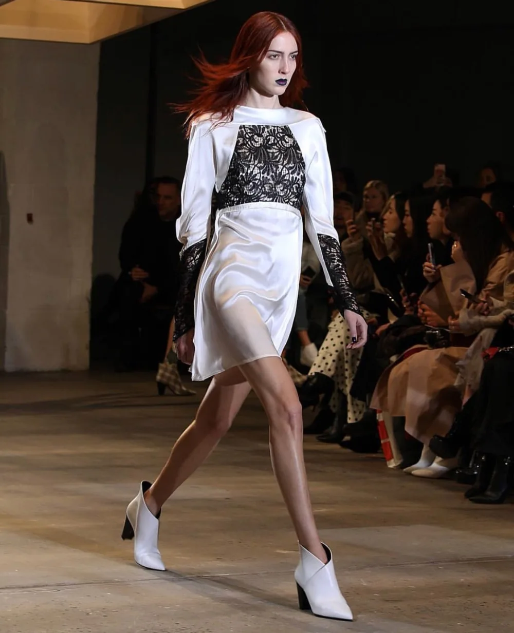 Женское атласное платье с открытой спиной белое кружевное составного кроя