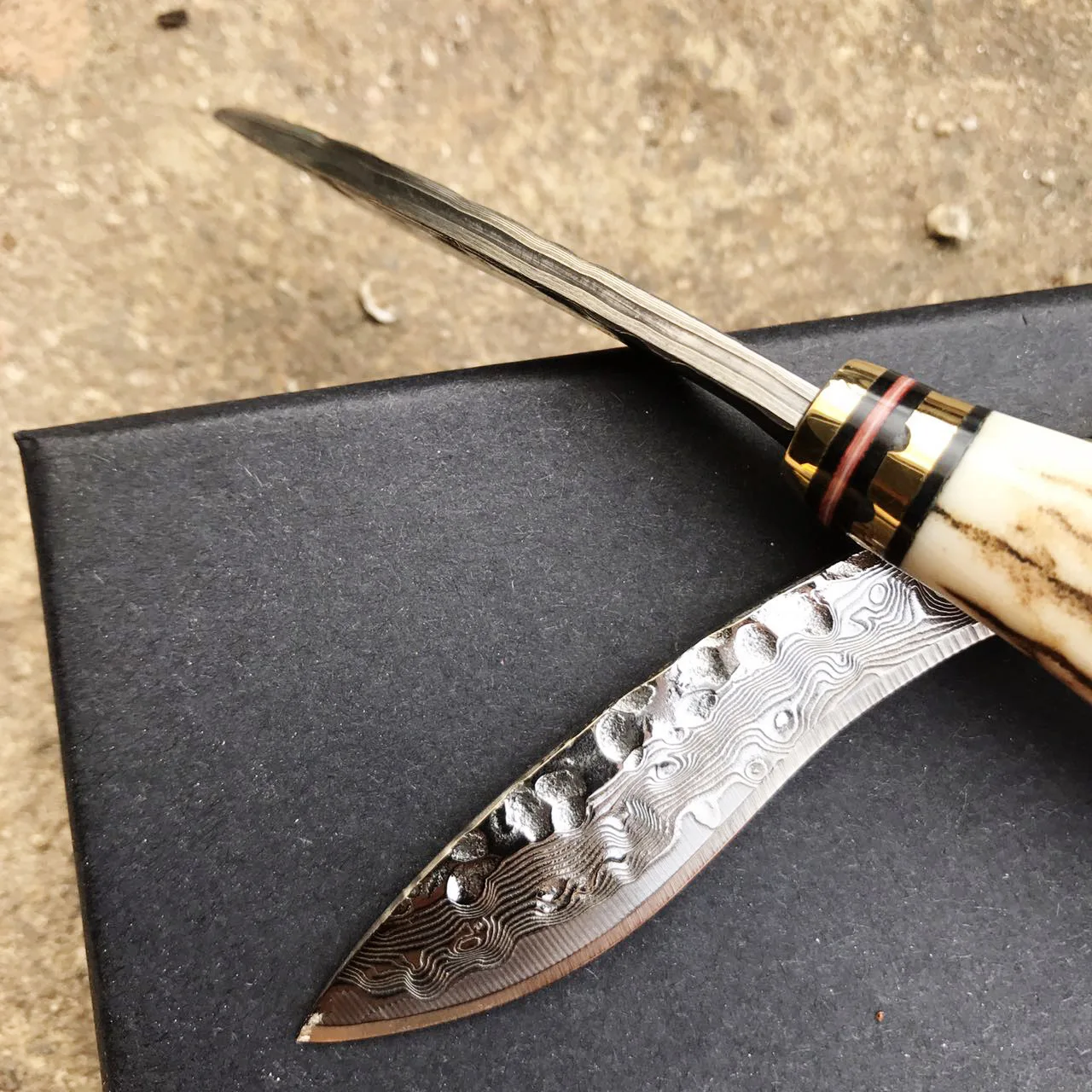 Нож из дамасской стали высокой твердости для выживания в дикой природе