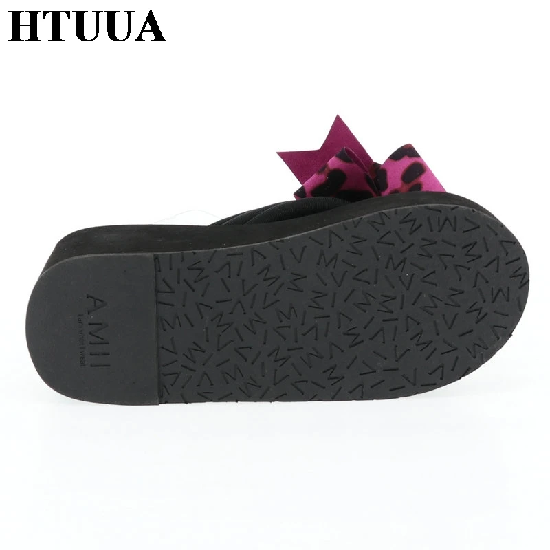 Модные леопардовые тапочки HTUUA 2019 с бантом женские пляжные шлепанцы на танкетке