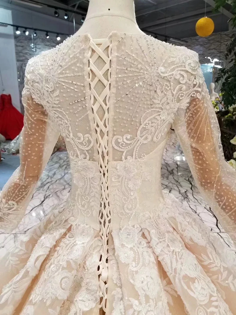 Свадебное платье цвета шампанского с длинным шлейфом круглым вырезом и длинными