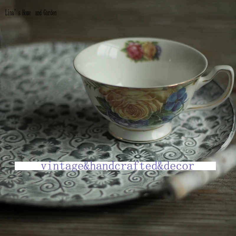 Ручной круглый плоский металлический декоративный поднос в античном стиле с