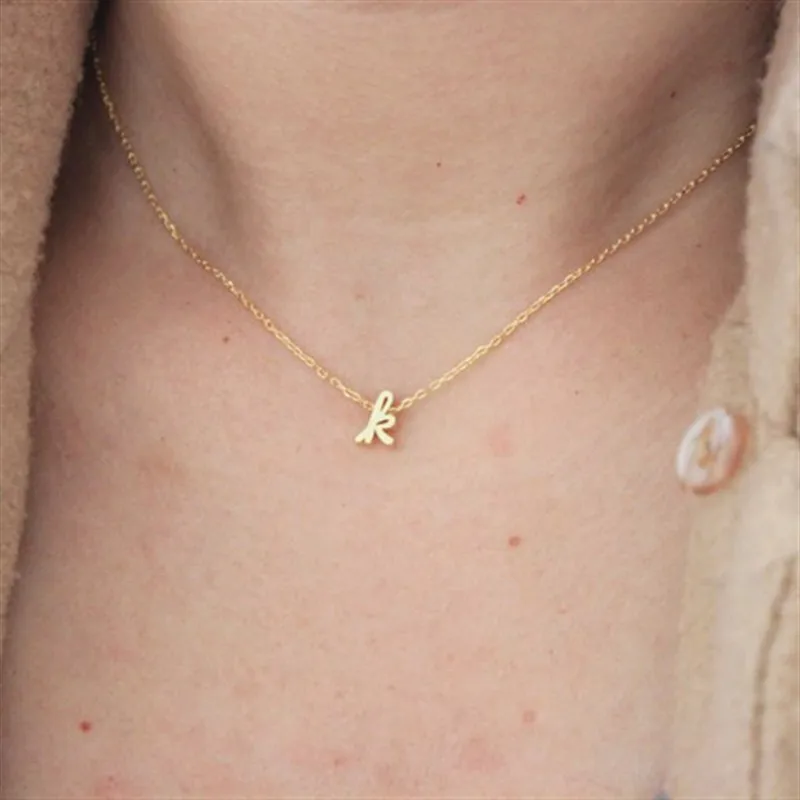 Крошечное курсивное ожерелье с инициалом изящное маленькими буквами изящный