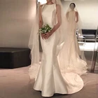 Платье свадебное атласное с круглым вырезом и шлейфом