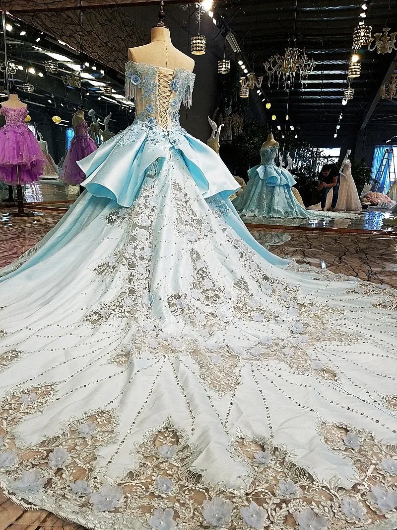 Бальное платье с оборками атласное роскошное вечернее кристаллами жемчугом