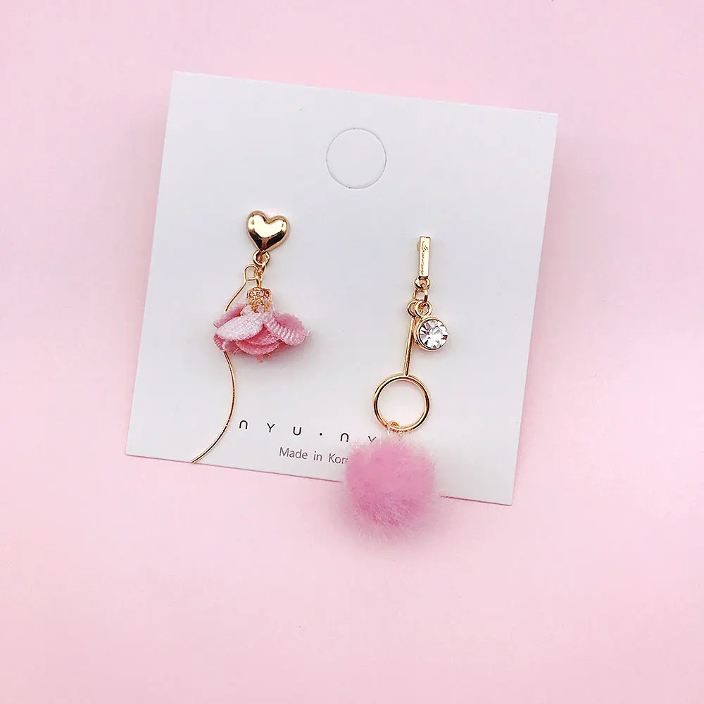 Asymmetric Корейские модные серьги в форме розового сердца с плюшевыми шариками для женщин, круглые Висячие серьги для студентов, массивные украшения с помпонами, подарок - Окраска металла: Asymmetric