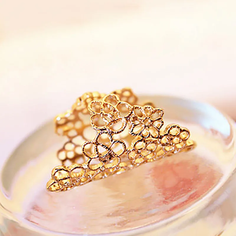 Модное кольцо с полым цветком черное золотое серебряное средней длины женская