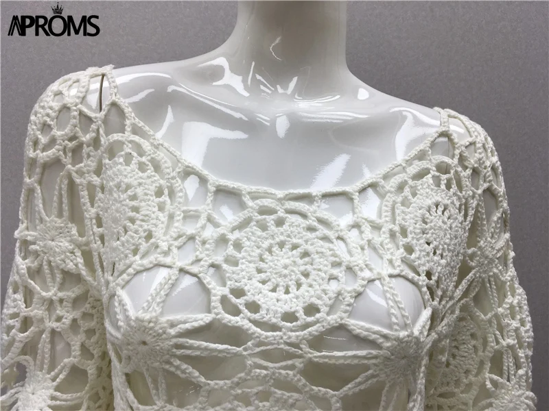 Женская трикотажная блузка с открытыми плечами белый укороченный топ