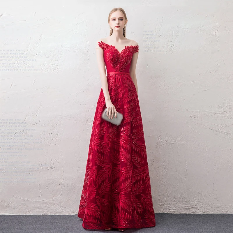 Красное длинное вечернее платье с вырезом лодочкой а силуэт в форме листьев